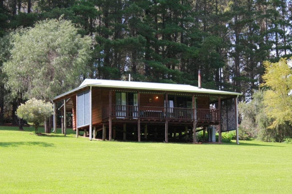 Hawke Brook Chalets Pemberton Exterior foto
